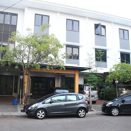 Carica Homestay Surabaya Buitenkant foto