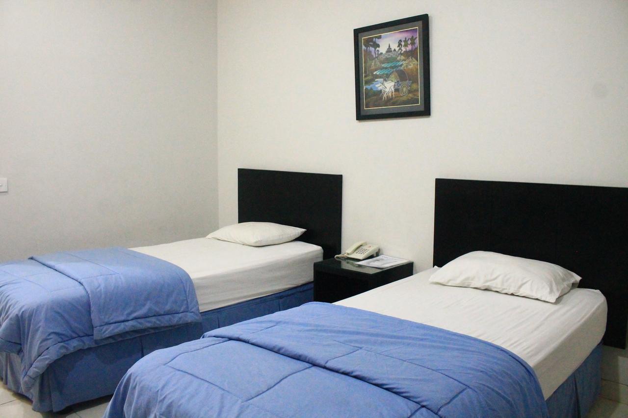 Carica Homestay Surabaya Buitenkant foto