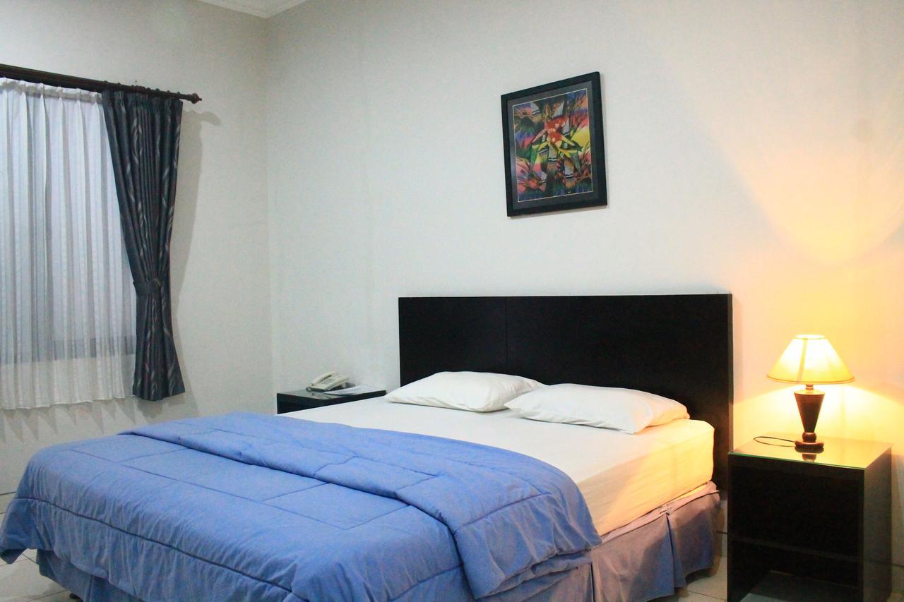 Carica Homestay Surabaya Buitenkant foto