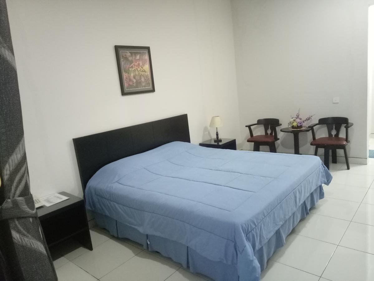Carica Homestay Surabaya Buitenkant foto